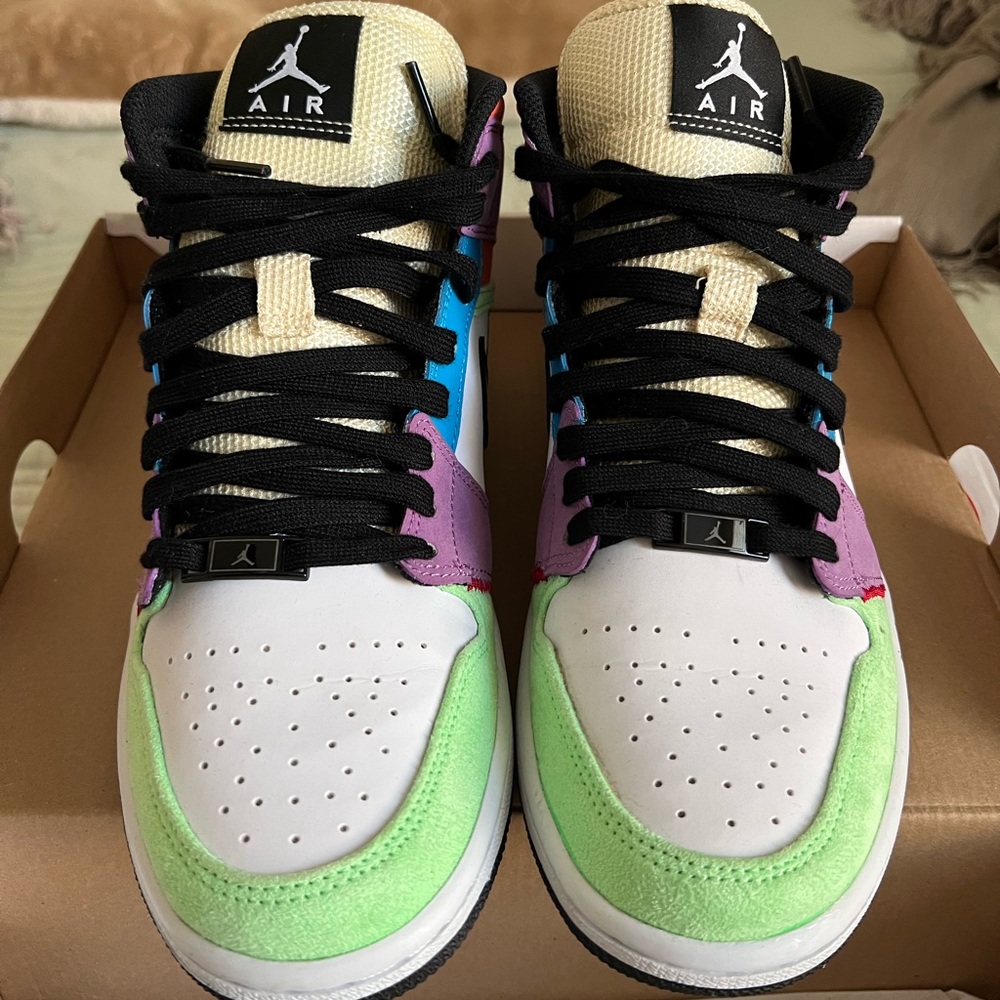 Jordan 1 Mid SE “Lightbulb”